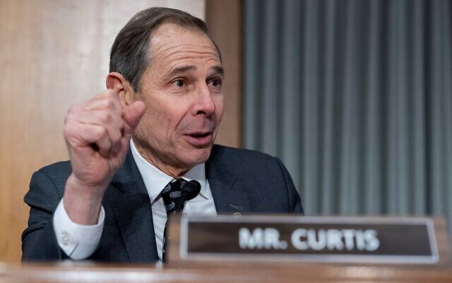 Le sénateur américain John Curtis, républicain de l'Utah, s'exprime lors d'une audience au Capitole à Washington, le 15 janvier 2025. (Crédit : AP Photo/Alex Brandon)