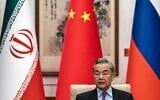 Le ministre chinois des Affaires étrangères, Wang Yi, lors d'une réunion avec le vice-ministre russe des Affaires étrangères, Sergey Ryabkov, et le vice-ministre iranien des Affaires étrangères, Kazeem Gharibabadi, au sujet de la question nucléaire iranienne, à la résidence d'État Diaoyutai, à Pékin, en Chine, le 14 mars 2025. (Crédit : Photo collective via AP)