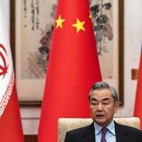 Le ministre chinois des Affaires étrangères, Wang Yi, lors d'une réunion avec le vice-ministre russe des Affaires étrangères, Sergey Ryabkov, et le vice-ministre iranien des Affaires étrangères, Kazeem Gharibabadi, au sujet de la question nucléaire iranienne, à la résidence d'État Diaoyutai, à Pékin, en Chine, le 14 mars 2025. (Crédit : Photo collective via AP)