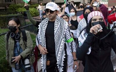 Mohsen Mahdawi (au centre) lors d'une manifestation anti-Israël, à l'université Columbia, à New York, le 12 octobre 2023. (Crédit : Yuki Iwamura/AP)
