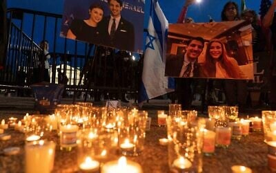 Des personnes réunies pour allumer des bougies dans un mémorial improvisé en hommage à Yaron Lischinsky et Sarah Milgrim, deux employés de l'ambassade d'Israël tués alors qu'ils quittaient une manifestation au Capital Jewish Museum de Washington, lors d'une veillée aux chandelles devant la Maison Blanche, à Washington, le 22 mai 2025. (Crédit : Jose Luis Magana/AP