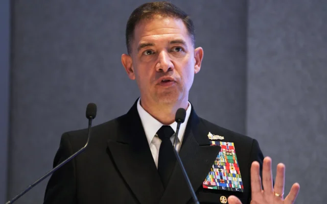 Le vice-amiral Brad Cooper, alors en service dans la marine américaine, s’exprime lors d’un événement organisé dans le cadre du Salon international de la défense à Abou Dhabi, aux Émirats arabes unis, le 21 février 2023. (Crédit : Jon Gambrell/AP)