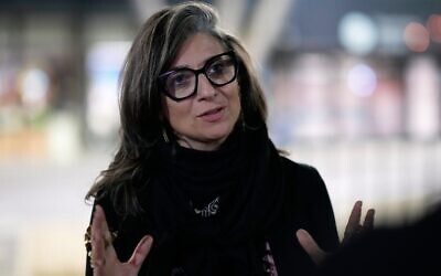 La rapporteuse spéciale de l’ONU pour les territoires palestiniens, Francesca Albanese, en route vers des événements commémorant le 30ᵉ anniversaire du génocide de Srebrenica, s’entretient avec l’Associated Press, à l’aéroport de Sarajevo, en Bosnie-Herzégovine, le jeudi 10 juillet 2025. (Crédit : Darko Bandic/AP)