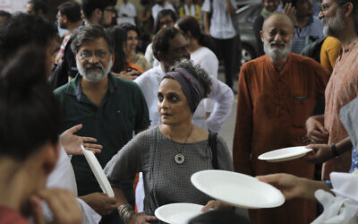 PHOTO D'ARCHIVES - Arundhati Roy, romancière et militante lauréate du prix Booker, participe à un rassemblement organisé pour permettre aux Cachemiris de célébrer l'Aïd al-Adha loin de chez eux à New Delhi, en Inde, le 12 août 2019. (Crédit : AP/Manish Swarup, Archives) PHOTO D'ARCHIVES - Arundhati Roy, romancière et militante lauréate du prix Booker, participe à un rassemblement organisé pour permettre aux Cachemiris de célébrer l'Aïd al-Adha loin de chez eux à New Delhi, en Inde, le 12 août 2019. (Crédit : AP/Manish Swarup, Archives)