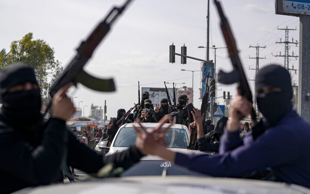 Des terroristes des Brigades Ezzedine al-Qassam, la branche armée du Hamas, participant à un défilé pour célébrer l'accord de cessez-le-feu entre le Hamas et Israël, à Deir al-Balah, dans la bande de Gaza, le 19 janvier 2025. (Crédit : Abdel Kareem Hana/AP Photo)