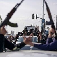 Des terroristes des Brigades Ezzedine al-Qassam, la branche armée du Hamas, participant à un défilé pour célébrer l'accord de cessez-le-feu entre le Hamas et Israël, à Deir al-Balah, dans la bande de Gaza, le 19 janvier 2025. (Crédit : Abdel Kareem Hana/AP Photo)