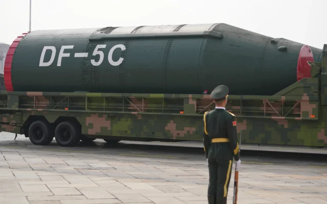 Le missile nucléaire stratégique intercontinental à propergol liquide DF-5C lors d'un défilé militaire organisé pour commémorer le 80e anniversaire de la capitulation du Japon lors de la Seconde Guerre mondiale, devant la porte Tiananmen à Pékin, le mercredi 3 septembre 2025. (Crédit : AP Photo/Andy Wong)