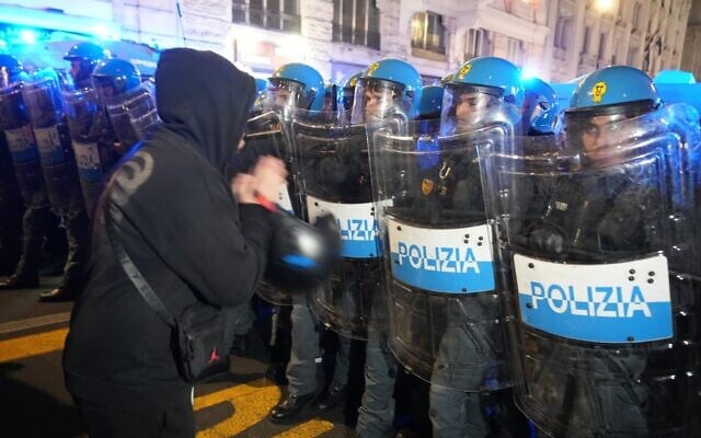 La police italienne affronte des manifestants pro-palestiniens dans les rues du centre-ville de Rome tard dans la soirée du mercredi 1er octobre 2025, après l'annonce de l'interception par les forces israéliennes d'une flottille d'aide humanitaire à destination de Gaza en mer Méditerranée. (Crédit : AP Photo/Andrew Medichini) La police italienne affronte des manifestants pro-palestiniens dans les rues du centre-ville de Rome tard dans la soirée du mercredi 1er octobre 2025, après l'annonce de l'interception par les forces israéliennes d'une flottille d'aide humanitaire à destination de Gaza en mer Méditerranée. (Crédit : AP Photo/Andrew Medichini)