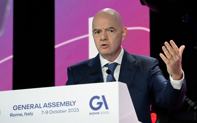 Le président de la FIFA, Gianni Infantino, s'exprimant lors de la 32ᵉ Assemblée générale des clubs de football européens, à Rome, en Italie, le 9 octobre 2025. (Crédit : Fabrizio Corradetti/ LaPresse via AP) Le président de la FIFA, Gianni Infantino, s'exprimant lors de la 32ᵉ Assemblée générale des clubs de football européens, à Rome, en Italie, le 9 octobre 2025. (Crédit : Fabrizio Corradetti/ LaPresse via AP)
