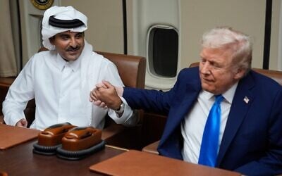 L'émir du Qatar, Cheikh Tamim bin Hamad al-Thani, à gauche, serre la main du président américain Donald Trump lors d'une réunion à bord d'Air Force One à la base aérienne d'Al Udeid à Doha, au Qatar, le 25 octobre 2025. (Crédit : AP Photo/Mark Schiefelbein)
