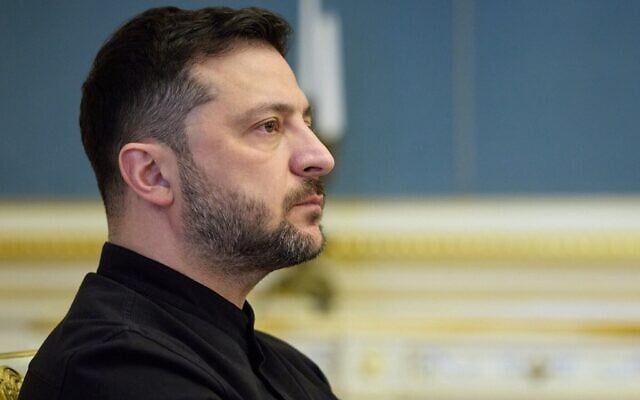 Le président ukrainien Volodymyr Zelensky participant à une conférence de presse, à Kiev, en Ukraine, le 31 octobre 2025. (Crédit : Bureau de presse présidentiel ukrainien via AP)