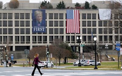 Un portrait du président américain Donald Trump est accroché au siège du ministère américain du Travail, près du Capitole, le 26 novembre 2025, à Washington. (Crédit : AP/Rahmat Gul)