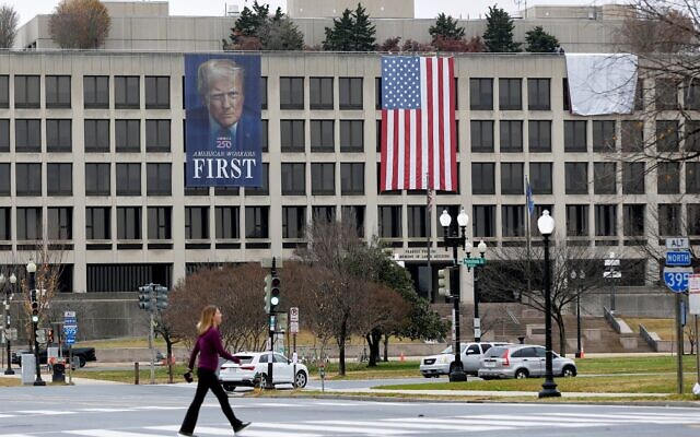 Un portrait du président américain Donald Trump est accroché au siège du ministère américain du Travail, près du Capitole, le 26 novembre 2025, à Washington. (Crédit : AP/Rahmat Gul)