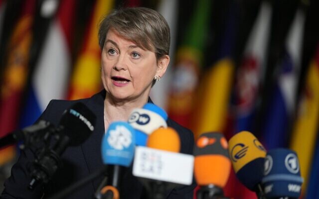La ministre britannique des Affaires étrangères, Yvette Cooper, s'adressant aux médias à son arrivée à une réunion des ministres des Affaires étrangères de l'OTAN, au siège de l'organisation, à Bruxelles, le 3 décembre 2025. (Crédit : Virginia Mayo/AP Photo)