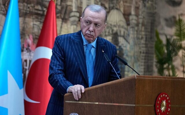 Le président turc Recep Tayyip Erdogan écoutant le président somalien Hassan Sheikh Mohamud s'exprimer lors d'une conférence de presse conjointe, à Istanbul, en Turquie, le 30 décembre 2025. (Crédit : Khalil Hamra/AP Photo) Le président turc Recep Tayyip Erdogan écoutant le président somalien Hassan Sheikh Mohamud s'exprimer lors d'une conférence de presse conjointe, à Istanbul, en Turquie, le 30 décembre 2025. (Crédit : Khalil Hamra/AP Photo)