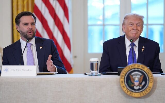 Le vice-président américain JD Vance (à gauche) s'exprimant tandis que le président Donald Trump écoute lors d'une réunion avec des dirigeants du secteur pétrolier dans la salle Est de la Maison Blanche, à Washington, le 9 janvier 2026. (Crédit : Evan Vucci/AP)