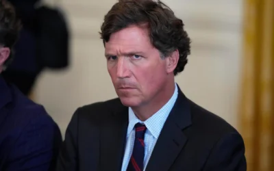 Tucker Carlson lors d'une réunion avec le président américain Donald Trump et des dirigeants du secteur pétrolier dans la salle Est de la Maison Blanche, à Washington, le 9 janvier 2026. (Crédit : Alex Brandon/AP Photo)
