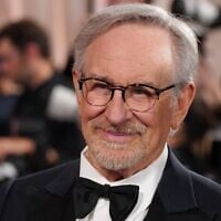 Steven Spielberg arrivant à la 83ᵉ cérémonie des Golden Globes, au Beverly Hilton à Beverly Hills, en Californie, le 11 janvier 2026. (Crédit : Jordan Strauss/Invision/AP)