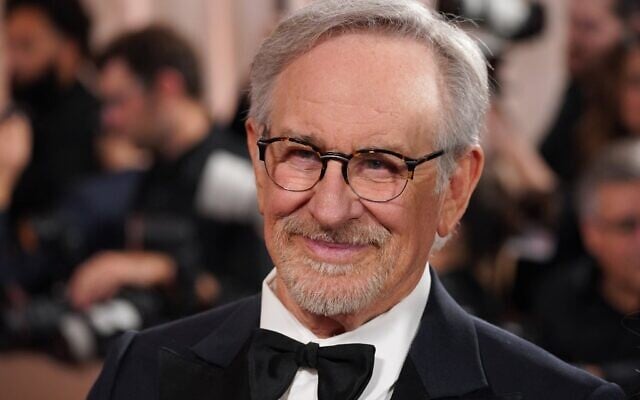 Steven Spielberg arrivant à la 83ᵉ cérémonie des Golden Globes, au Beverly Hilton à Beverly Hills, en Californie, le 11 janvier 2026. (Crédit : Jordan Strauss/Invision/AP)