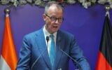 Le chancelier allemand Friedrich Merz s'adressant à la presse lors d'une déclaration commune avec le Premier ministre indien Narendra Modi, à Gandhinagar, en Inde, le 12 janvier 2026. (Crédit : Ajit Solanki/AP)