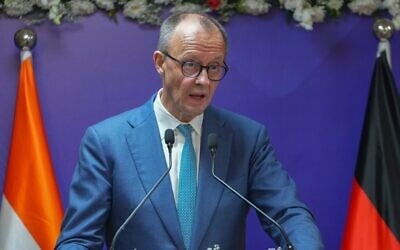 Le chancelier allemand Friedrich Merz s'adressant à la presse lors d'une déclaration commune avec le Premier ministre indien Narendra Modi, à Gandhinagar, en Inde, le 12 janvier 2026. (Crédit : Ajit Solanki/AP)