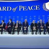 Le président Donald Trump (au centre) posant avec des dirigeants internationaux après la signature de la Charte du Conseil de Paix, lors de la réunion annuelle du Forum économique mondial, à Davos, en Suisse, le 22 janvier 2026. (Crédit : Evan Vucci/AP)