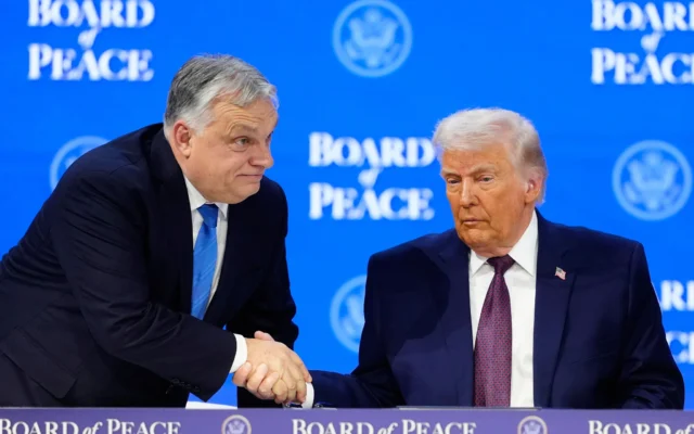 Le président Donald Trump serre la main du Premier ministre hongrois Viktor Orbán, à gauche, lors d'une cérémonie de signature dans le cadre de son initiative  du "Conseil de la paix" lors de la réunion annuelle du Forum économique mondial à Davos, en Suisse, le 22 janvier 2026. (Crédit : AP Photo/Markus Schreiber)