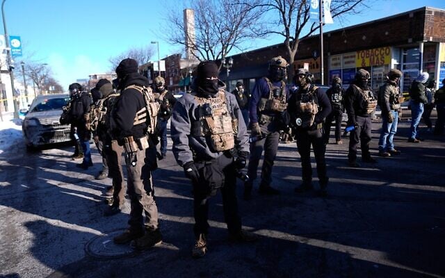Des agents fédéraux américains près du lieu où Alex Pretti a été abattu, à Minneapolis, le 24 janvier 2026. (Crédit : Abbie Parr/AP Photo)