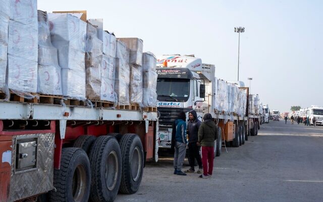 Des camions faisant la queue pour entrer par le poste-frontière égyptien de Rafah, avant d'être inspectés par les autorités israéliennes avant d'entrer dans la bande de Gaza, le 27 janvier 2026. (Crédit : Mohamed Arafat/AP)