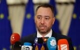 Le ministre belge des Affaires étrangères, Maxime Prevot, s'adressant aux médias à son arrivée à une réunion des ministres des Affaires étrangères de l'UE, dans les locaux du Conseil européen, à Bruxelles, le 29 janvier 2026. (Crédit : Geert Vanden Wijngaert/AP)