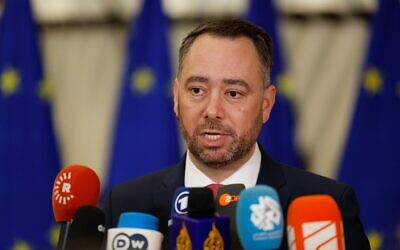 Le ministre belge des Affaires étrangères, Maxime Prevot, s'adressant aux médias à son arrivée à une réunion des ministres des Affaires étrangères de l'UE, dans les locaux du Conseil européen, à Bruxelles, le 29 janvier 2026. (Crédit : Geert Vanden Wijngaert/AP)