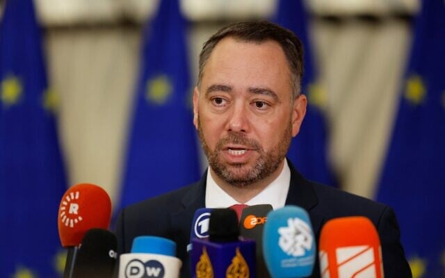 Le ministre belge des Affaires étrangères, Maxime Prevot, s'adressant aux médias à son arrivée à une réunion des ministres des Affaires étrangères de l'UE, dans les locaux du Conseil européen, à Bruxelles, le 29 janvier 2026. (Crédit : Geert Vanden Wijngaert/AP)
