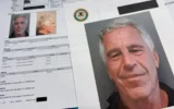 Des documents inclus dans les dossiers publiés par le ministère américain de la Justice concernant le financier déchu et délinquant sexuel Jeffrey Epstein sont photographiés le 2 janvier 2026. (Crédit : Jon Elswick/AP)