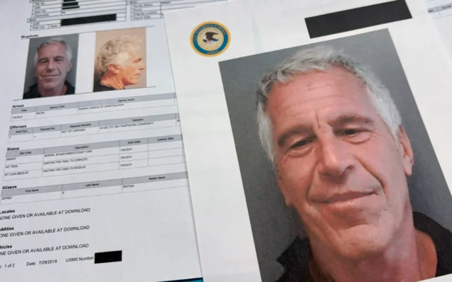 Des documents inclus dans les dossiers publiés par le ministère américain de la Justice concernant le financier déchu et délinquant sexuel Jeffrey Epstein sont photographiés le 2 janvier 2026. (Crédit : Jon Elswick/AP)