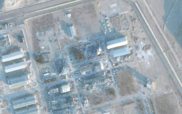 Les décombres avant la construction d'un toit au-dessus du Centre de technologie nucléaire d'Ispahan, situé à l'extérieur de la ville d'Ispahan, en Iran, le 7 décembre 2025. (Crédit : Planet Labs PBC via AP) Les décombres avant la construction d'un toit au-dessus du Centre de technologie nucléaire d'Ispahan, situé à l'extérieur de la ville d'Ispahan, en Iran, le 7 décembre 2025. (Crédit : Planet Labs PBC via AP)