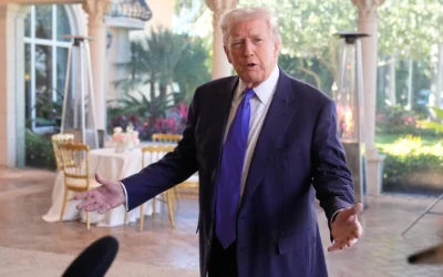 Le président américain Donald Trump s'adressant aux journalistes, au complexe de Mar-a-Lago, à Palm Beach, en Floride, le 1ᵉʳ février 2026. (Crédit : Mark Schiefelbein/AP)