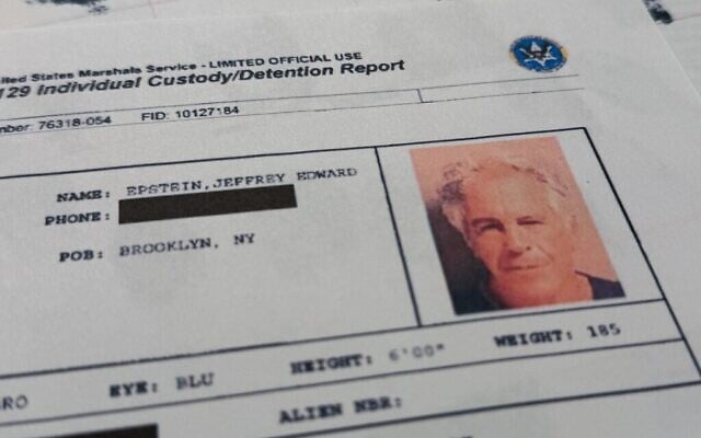 Un document inclus dans les dossiers Jeffrey Epstein publiés par le ministère américain de la Justice, photographié le 1ᵉʳ février 2026. (Crédit : Jon Elswick/AP Photo)
