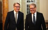 Illustration : Le Premier ministre britannique Keir Starmer (à droite) s'entretenant avec l'ambassadeur britannique aux États-Unis Peter Mandelson lors d'une réception de bienvenue organisée à la résidence de l'ambassadeur à Washington, le 26 février 2025. (Crédit : Carl Court/Pool Photo via AP)