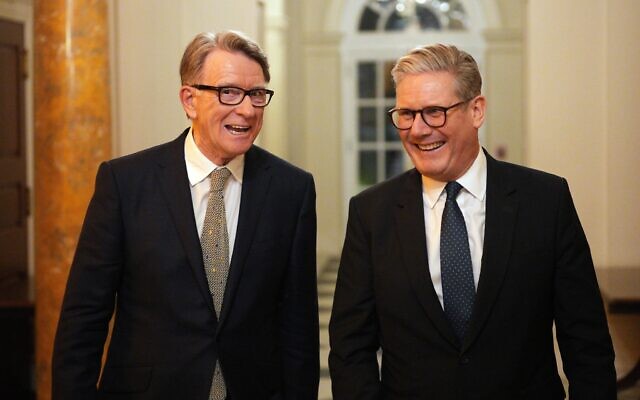 Illustration : Le Premier ministre britannique Keir Starmer (à droite) s'entretenant avec l'ambassadeur britannique aux États-Unis Peter Mandelson lors d'une réception de bienvenue organisée à la résidence de l'ambassadeur à Washington, le 26 février 2025. (Crédit : Carl Court/Pool Photo via AP)