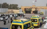Des ambulances faisant la queue du côté égyptien du poste-frontière de Rafah avec la bande de Gaza, dans le nord-est de l'Égypte, le 2 février 2026. (Crédit : Mohamed Arafat/AP)