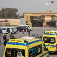 Des ambulances faisant la queue du côté égyptien du poste-frontière de Rafah avec la bande de Gaza, dans le nord-est de l'Égypte, le 2 février 2026. (Crédit : Mohamed Arafat/AP)