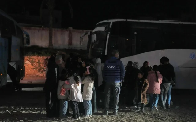 Des Gazaouis rapatriés sont accueillis par leurs proches après leur arrivée à l’hôpital Nasser, à Khan Younès, à la suite de la réouverture partielle du passage frontalier de Rafah, le 4 février 2026. (Crédit : Jehad Alshrafi/AP)