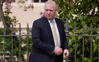 Le Britannique Andrew Mountbatten-Windsor, qui était connu sous le nom de prince Andrew, regarde autour de lui alors qu'il quitte la chapelle Saint-Georges du château de Windsor, en Angleterre, après avoir assisté à la messe de Pâques, le 20 avril 2025. (Crédit : AP Photo/Kirsty Wigglesworth, fichier)