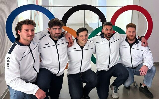 Les membres de l'équipe israélienne de bobsleigh, de gauche à droite, Uri Zisman, Omer Katz, AJ Edelman, Ward Farwaseh et Itamar Shprinz, posant au siège du Comité olympique israélien, à Tel Aviv, avant leur départ pour les Jeux olympiques d'hiver de 2026, le 28 janvier 2026. (Crédit : Julia Frankel/AP)