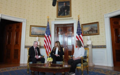 La Première dame Melania Trump rencontre l’otage américano-israélien libéré Keith Siegel et son épouse Aviva à la Maison Blanche, à Washington, le mercredi 4 février 2026. (Crédit : Evan Vucci/AP)
