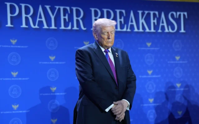 Le président américain Donald Trump incline la tête lors du National Prayer Breakfast à Washington, le 5 février 2026. (Crédit : AP Photo/Evan Vucci)