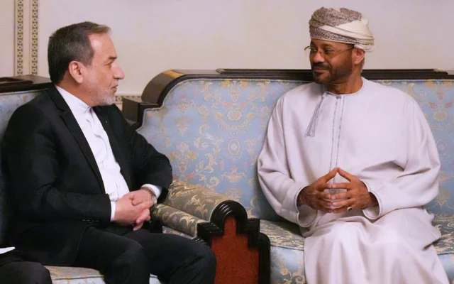Le ministre iranien des Affaires étrangères Abbas Araghchi, à gauche, s'entretient avec son homologue omanais Sayyid Badr Albusaidi lors de leur rencontre avant les négociations entre l'Iran et les États-Unis, à Mascate, Oman, le 6 février 2026. (Ministère iranien des Affaires étrangères via AP)