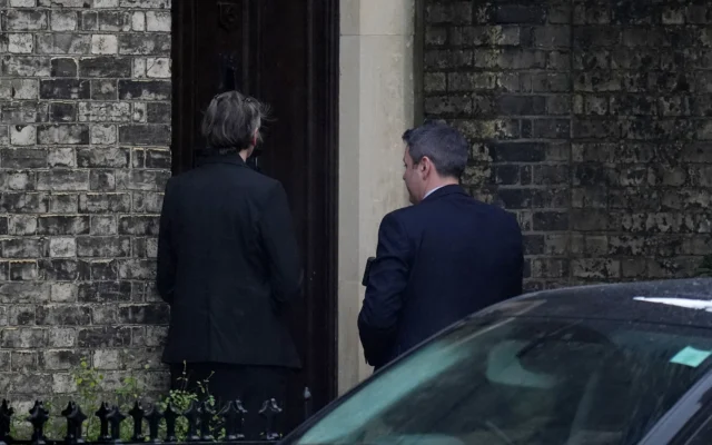 Deux personnes attendent pour entrer dans la maison de Lord Peter Mandelson, dans le nord-ouest de Londres, le vendredi 6 février 2026. (Crédit : Maja Smiejkowska/PA via AP)