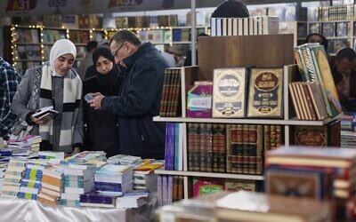 Des visiteurs assistent à l'inauguration officielle du 57e Salon international du livre de Damas, en Syrie, le 6 février 2026. (Crédit : AP Photo/Ghaith Alsayed)
