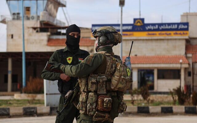 Des agents de sécurité interne des Forces démocratiques syriennes (FDS) dirigées par les Kurdes montant la garde alors qu'un convoi des forces de sécurité du ministère syrien de l'Intérieur arrive à l'aéroport international de Qamishli, dans l'est de la Syrie, dans le cadre d'un accord visant à stabiliser le cessez-le-feu, le 8 février 2026. (Crédit : Baderkhan Ahmad/AP) Des agents de sécurité interne des Forces démocratiques syriennes (FDS) dirigées par les Kurdes montant la garde alors qu'un convoi des forces de sécurité du ministère syrien de l'Intérieur arrive à l'aéroport international de Qamishli, dans l'est de la Syrie, dans le cadre d'un accord visant à stabiliser le cessez-le-feu, le 8 février 2026. (Crédit : Baderkhan Ahmad/AP)
